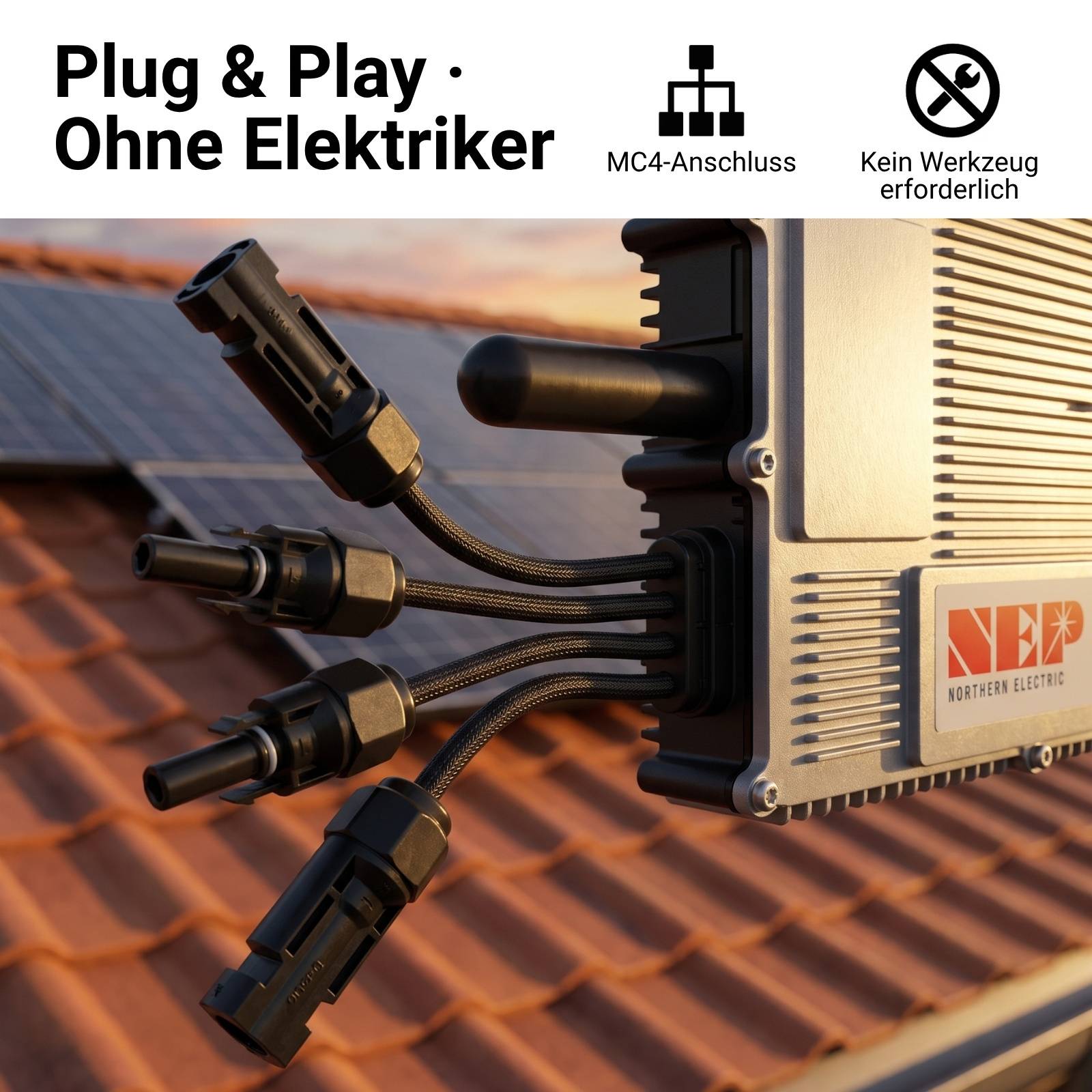 Solarwechselrichter auf einem Dach mit vier MC4-Steckverbindungen; Text sagt „Plug & Play · Ohne Elektriker