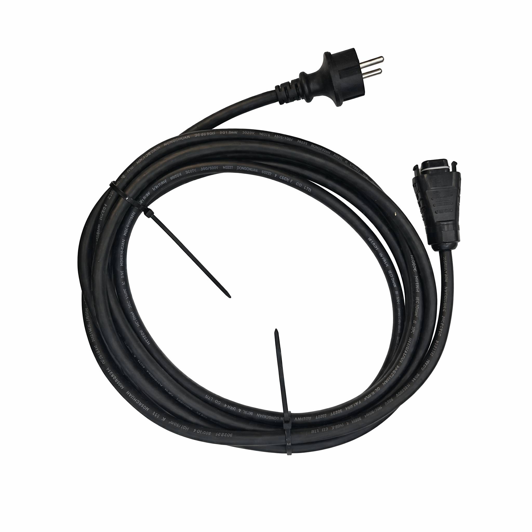 Aufgewickeltes schwarzes Stromkabel mit einem zweipoligen Stecker an einem Ende und einem Anschluss am anderen Ende, isoliert auf weißem Hintergrund.