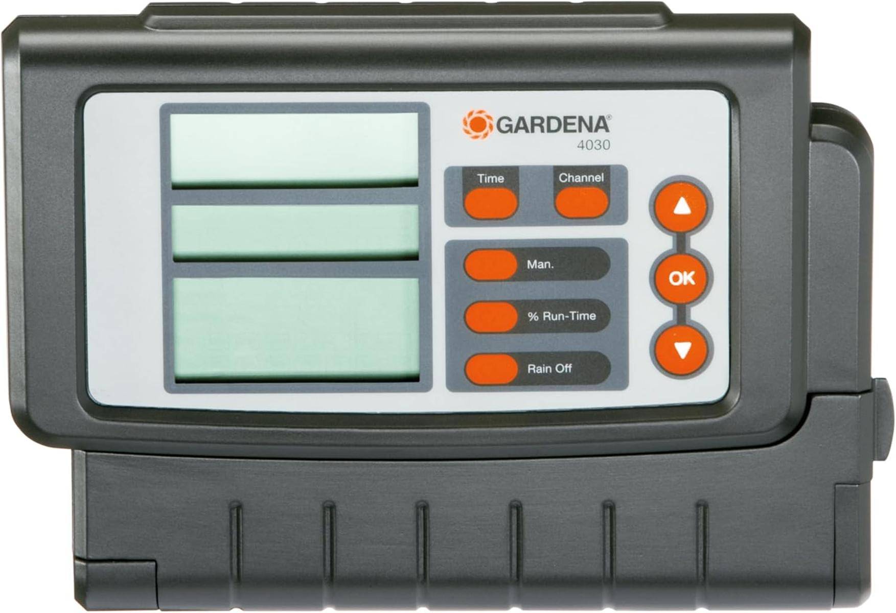GARDENA 4030 Bewässerungsregler mit drei Anzeigefeldern und orangefarbenen Tasten für Zeit, Kanal, manuell, Laufzeit, Regensperre, OK, Auf und Ab.