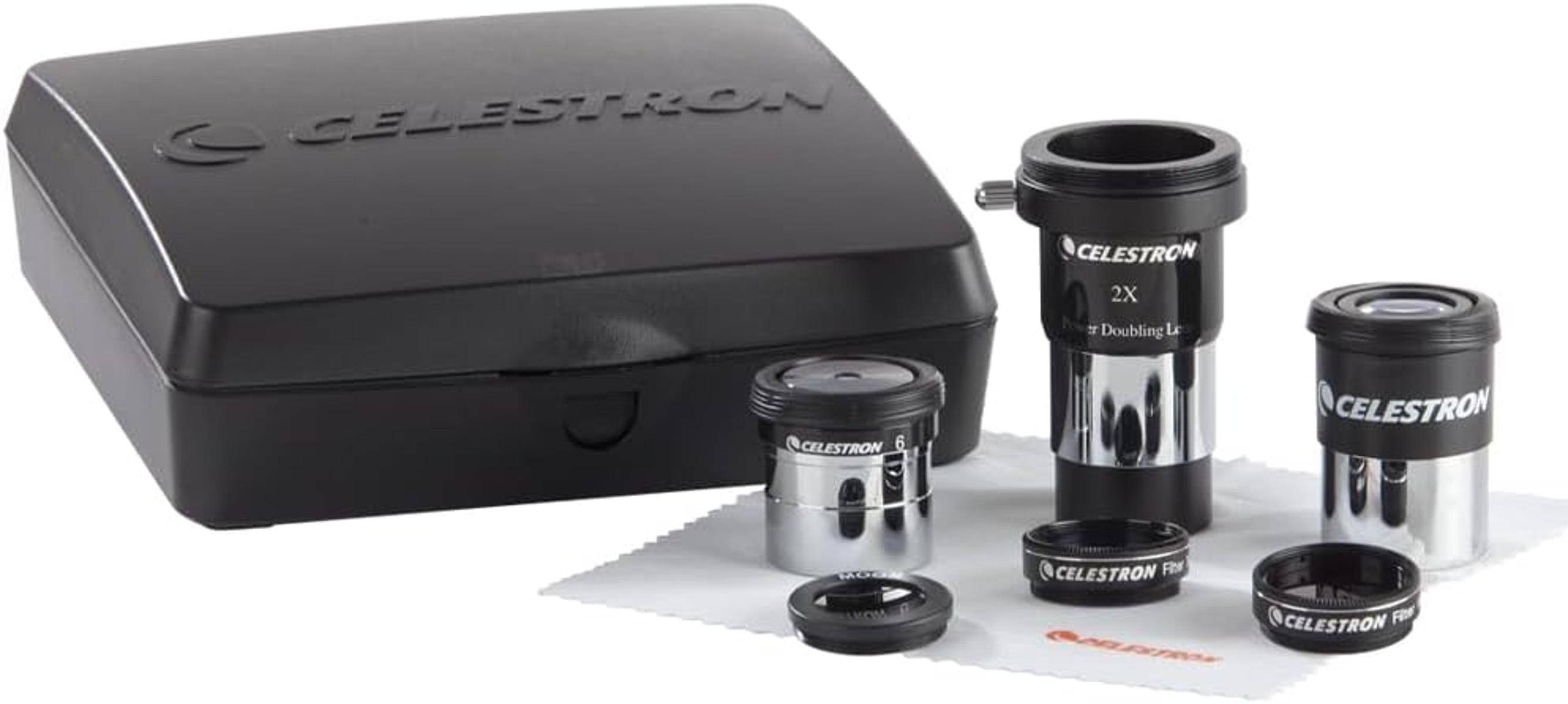 Celestron-Teleskop-Zubehörset mit schwarzem Transportkoffer, zwei Okularen, Adaptern und kleinen Komponenten, die auf weißem Hintergrund angeordnet sind.