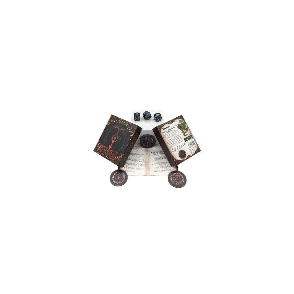 Ein Tischspiel-Set mit einem offenen Regelbuch, zwei Kartenkästen, drei Würfeln und mehreren runden Spielsteinen, angeordnet auf weißem Hintergrund.