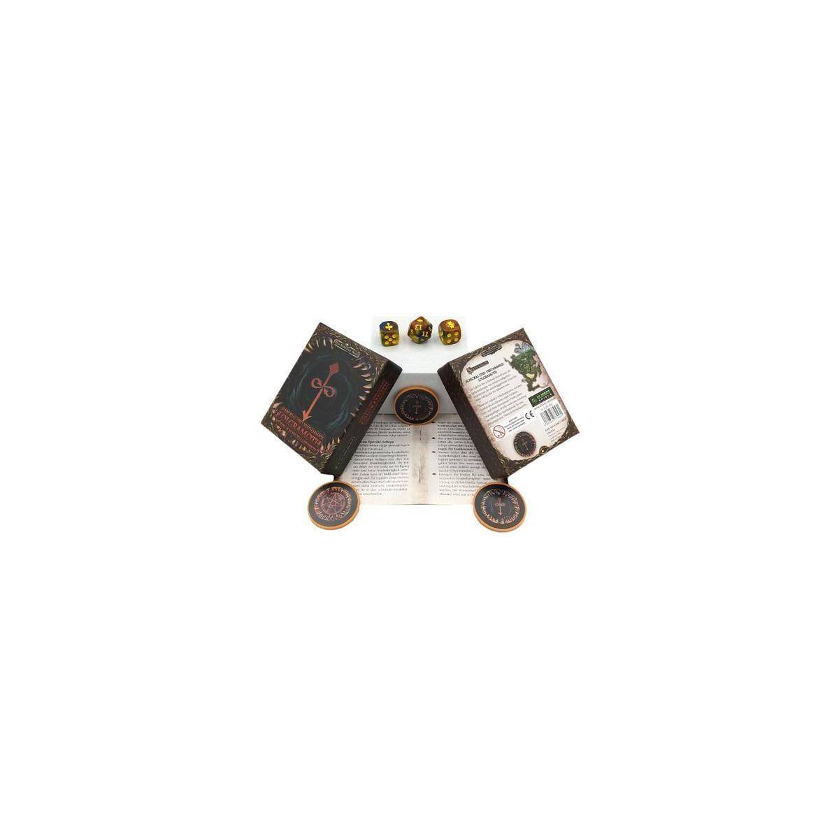Offene Fantasy-Spielbox mit Regelwerk, zwei Broschüren und Würfeln auf weißem Hintergrund angeordnet.