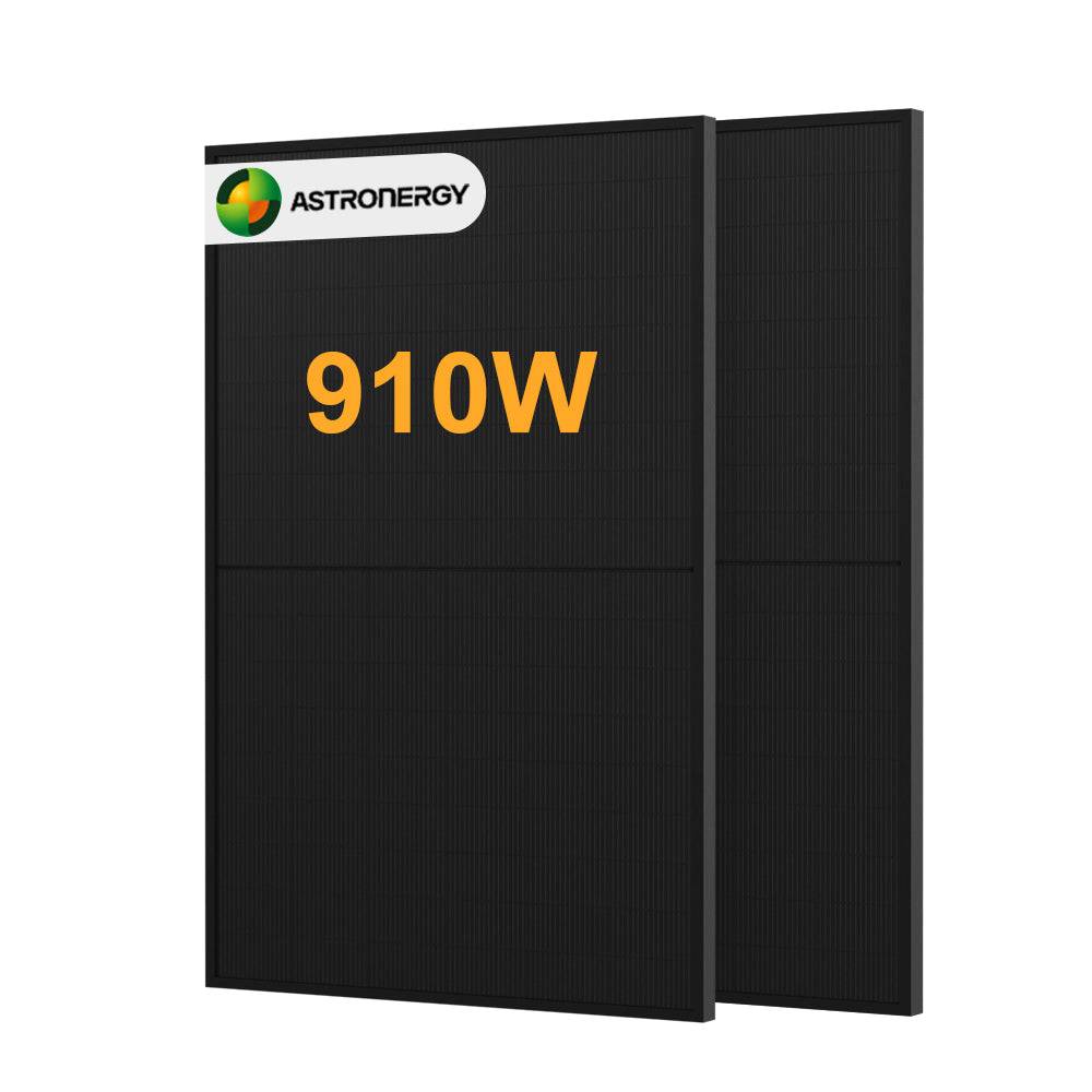 Zwei schwarze Astronergy-Solarpanels, eines mit der Bezeichnung „910W
