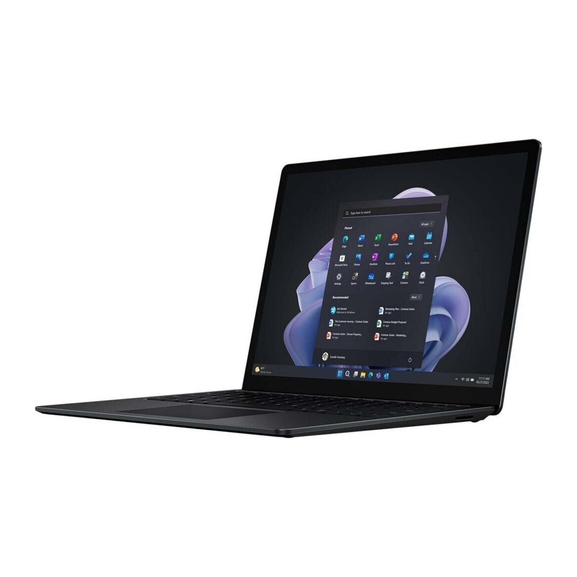 Ein schwarzer Laptop auf weißem Hintergrund, offen und nach links geneigt, zeigt einen Windows-11-Desktop mit dem Startmenü auf dem Bildschirm.