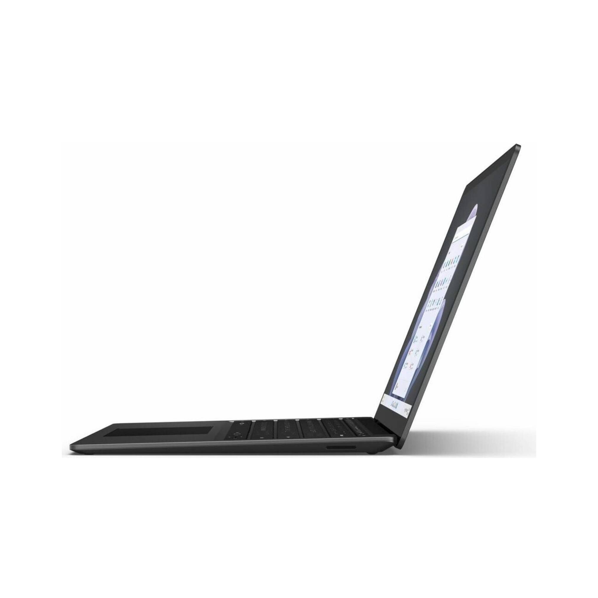 Schlanker schwarzer Laptop, in Seitenansicht gezeigt, teilweise geöffnet auf weißem Hintergrund.
