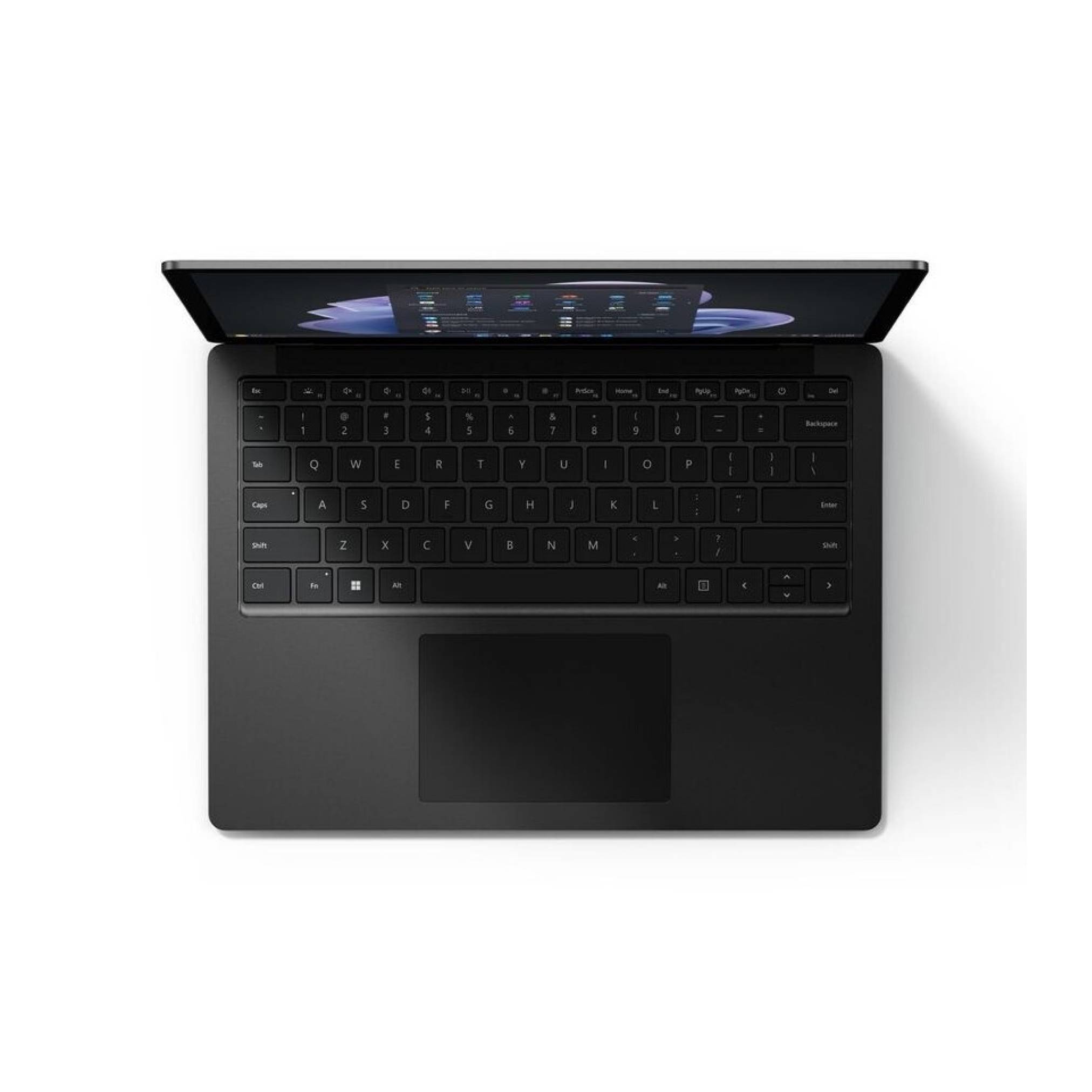 Draufsicht auf einen schwarzen Laptop mit geöffnetem Bildschirm, der eine hintergrundbeleuchtete Tastatur und ein großes Trackpad auf weißem Hintergrund zeigt.