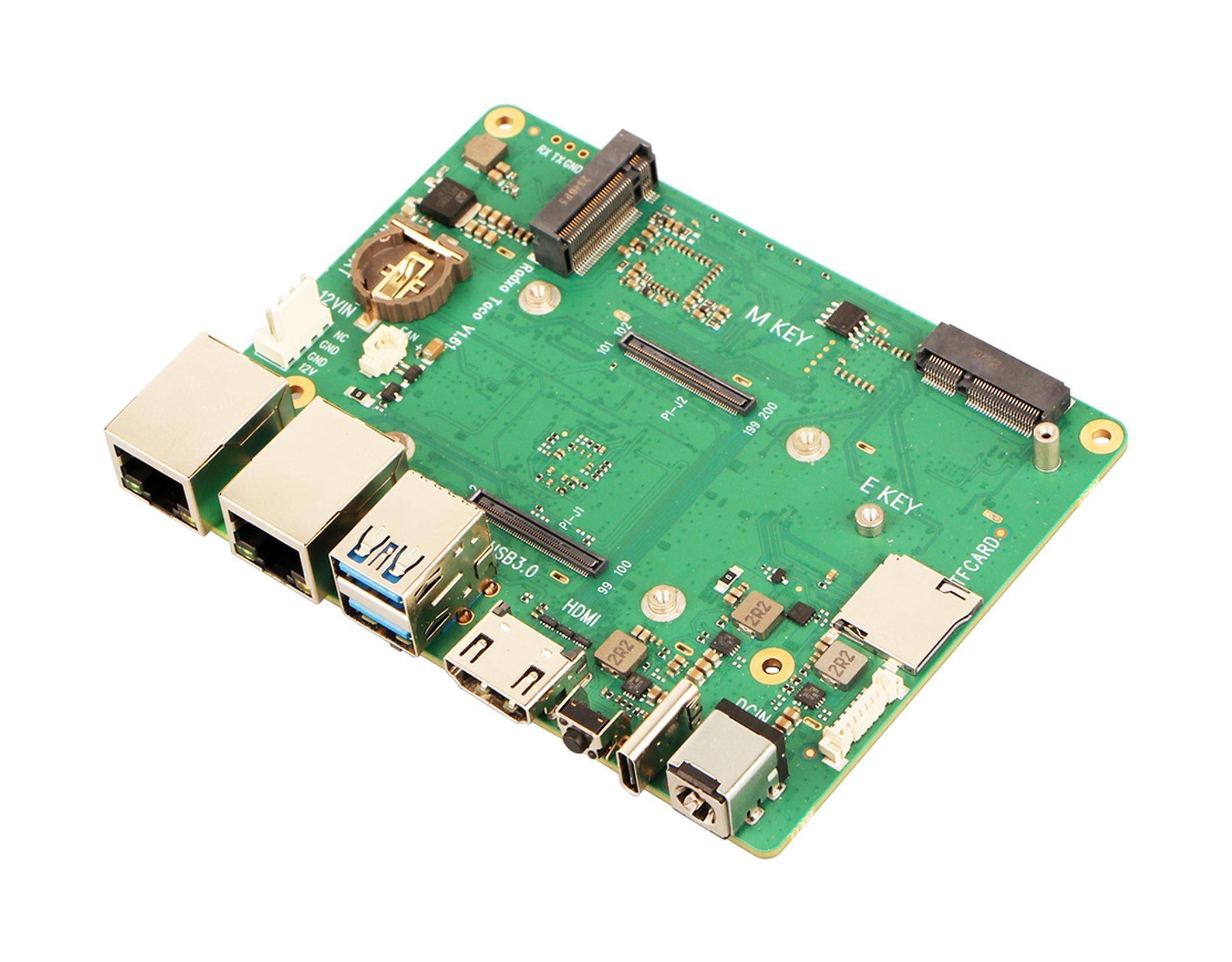 Grüne Leiterplatte mit Ethernet-Anschlüssen, USB, HDMI und anderen Steckverbindern, auf weißem Hintergrund dargestellt.