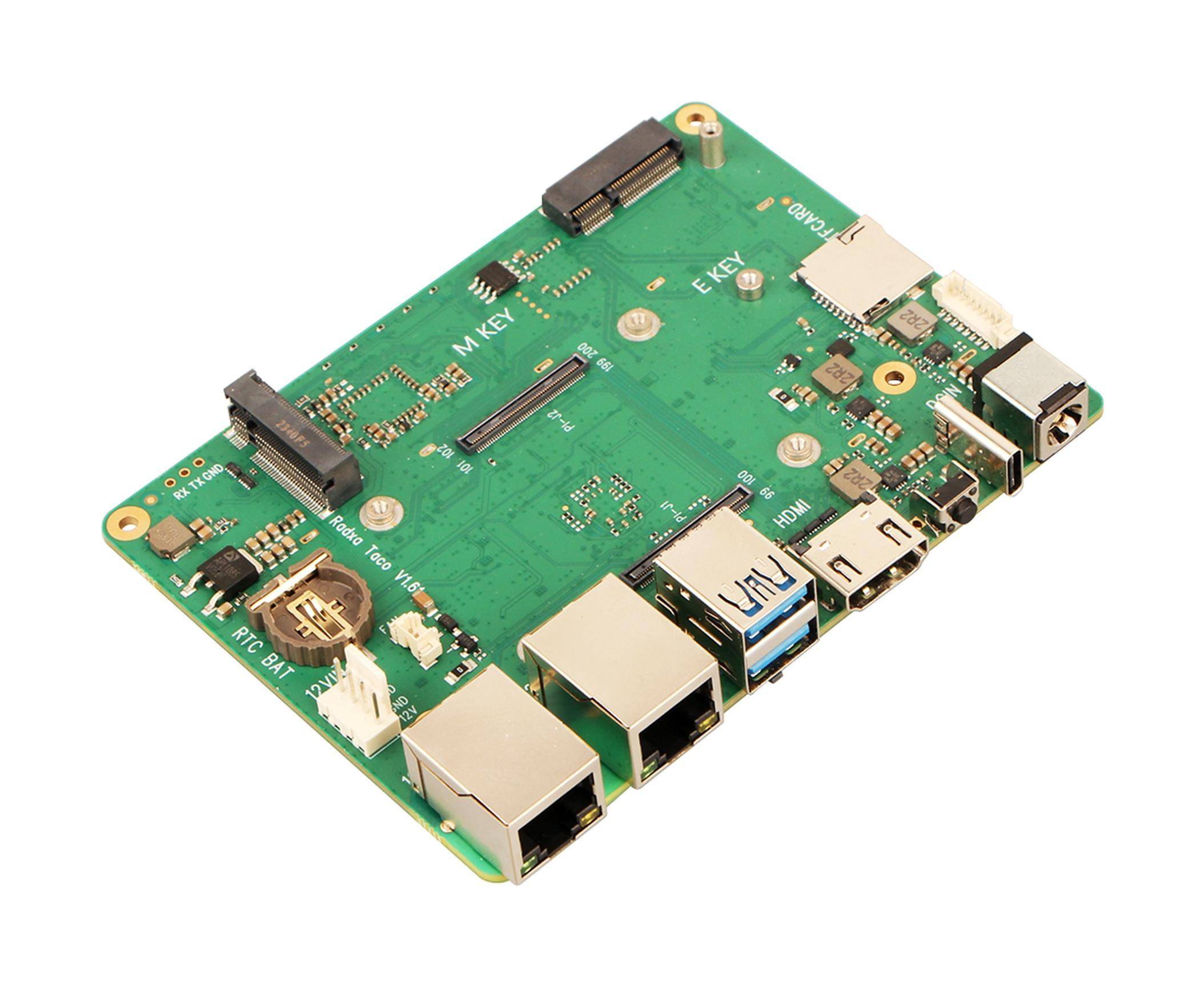 Grüne Leiterplatte mit mehreren Steckverbindern und Anschlüssen, einschließlich HDMI, USB, Ethernet und Stromanschlüsse, auf weißem Hintergrund dargestellt.