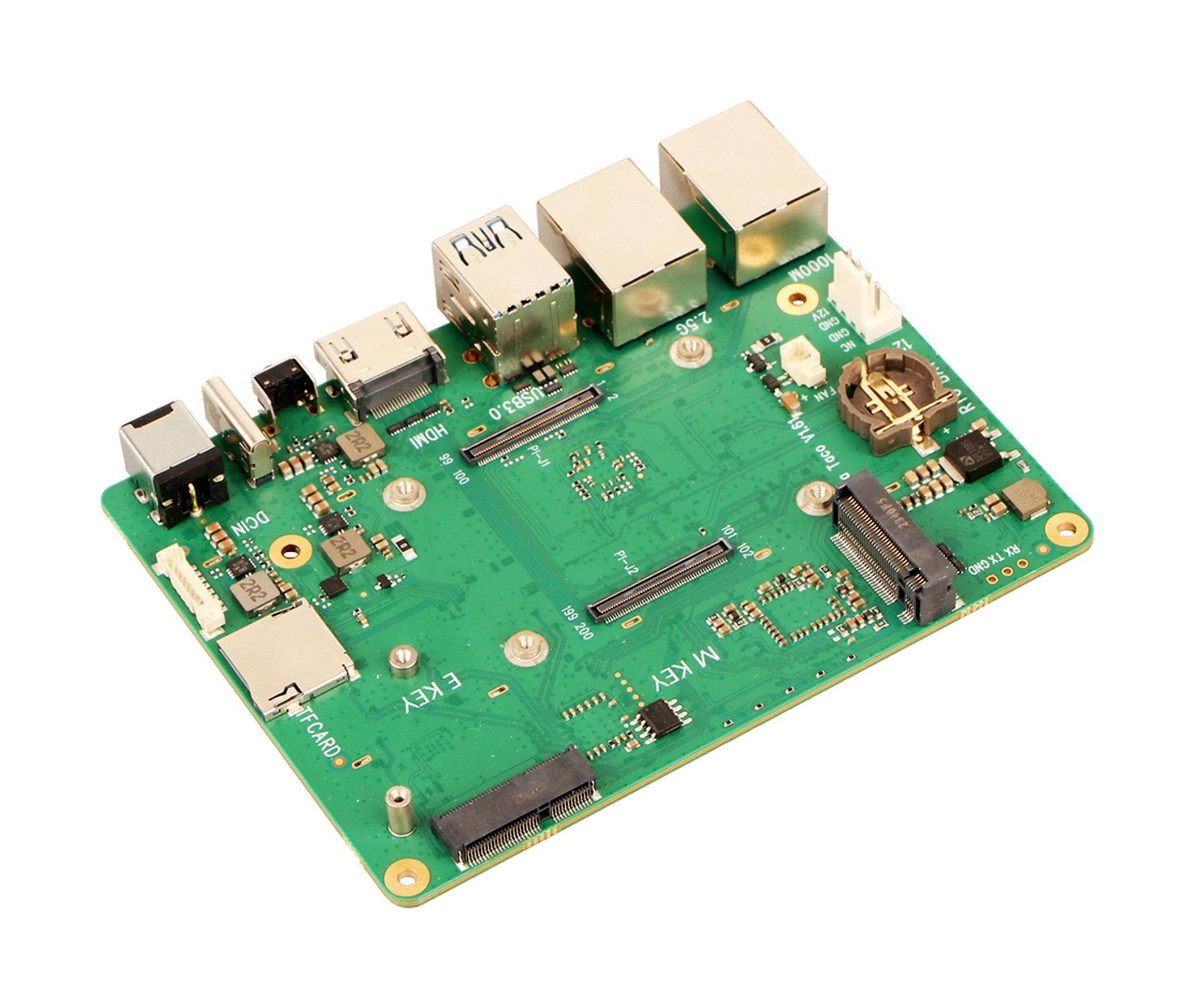 Grüne Leiterplatte mit mehreren Anschlüssen und Verbindungen, darunter Ethernet-Buchsen, USB, HDMI und ein Sockel für eine Knopfzellenbatterie.