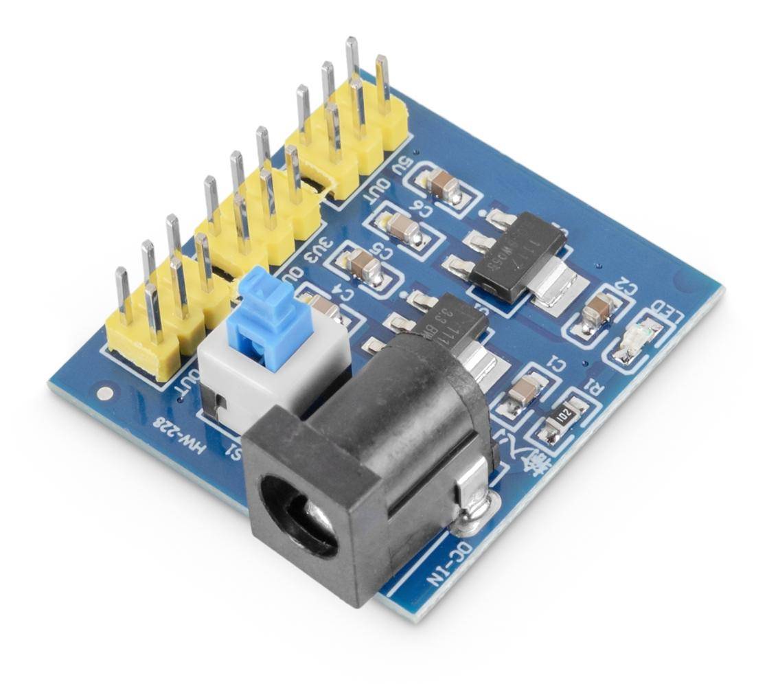 Blaues elektronisches DC-DC-Stromwandler-Modulboard mit Stiftleisten, einer Hohlsteckerbuchse und einem kleinen Einstellschalter auf weißem Hintergrund.