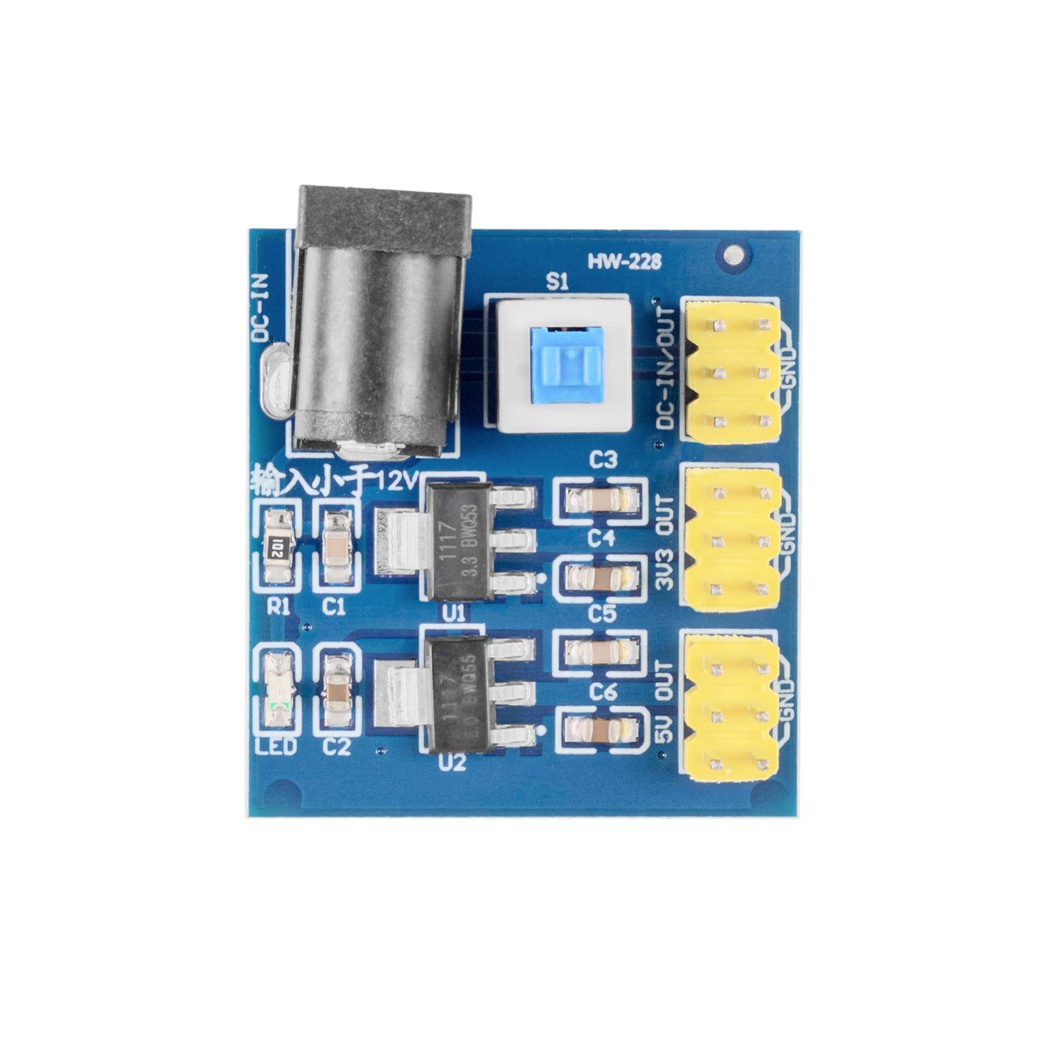 Blaue DC-DC-Wandler-Schaltplatine mit Hohlstecker-Eingang, Schalter und vier Ausgangsklemmen mit den Bezeichnungen 12V, 9V, 5V und GND.