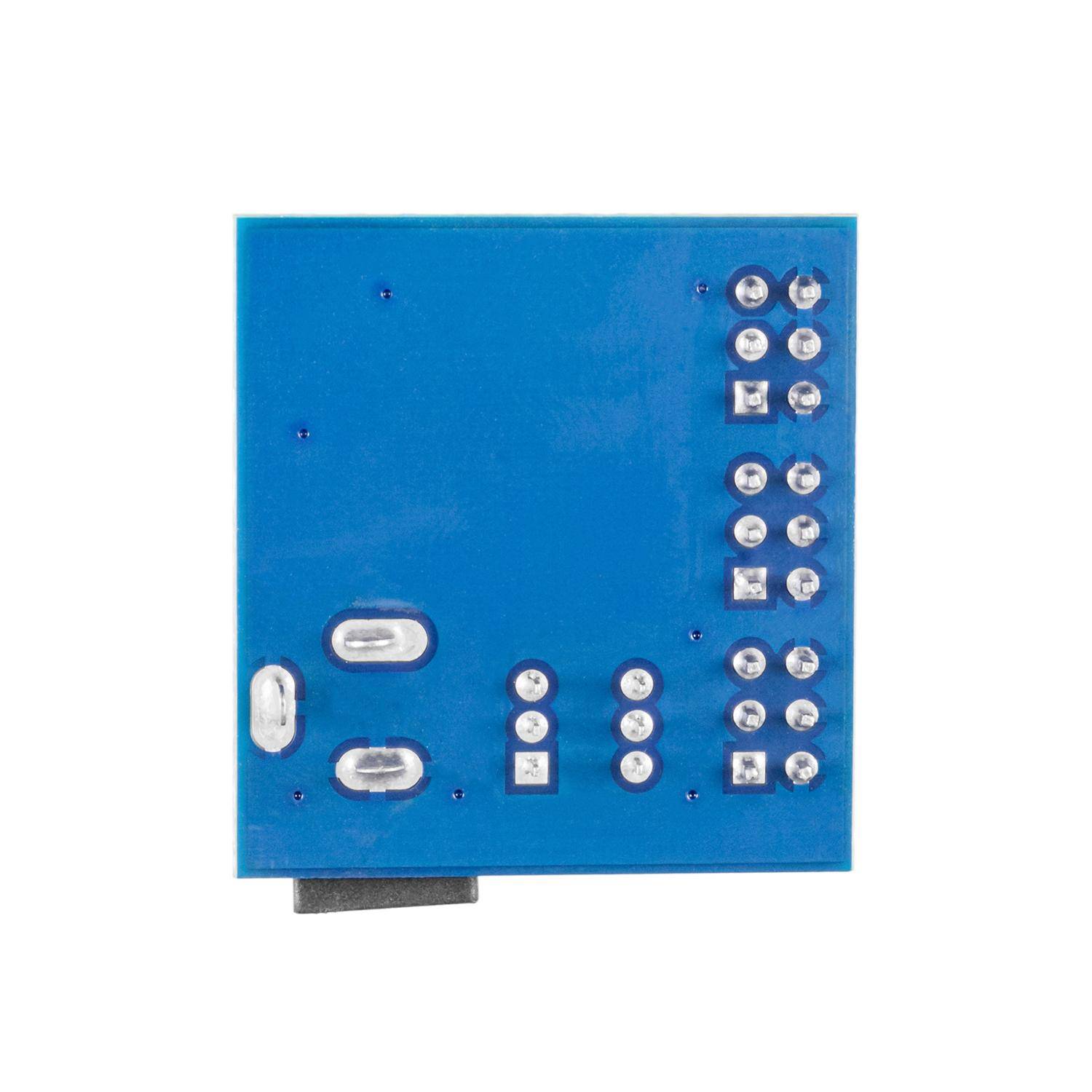 Blaue elektronische Leiterplatte mit Lötpunkten und Steckverbindern, isoliert auf weißem Hintergrund dargestellt.