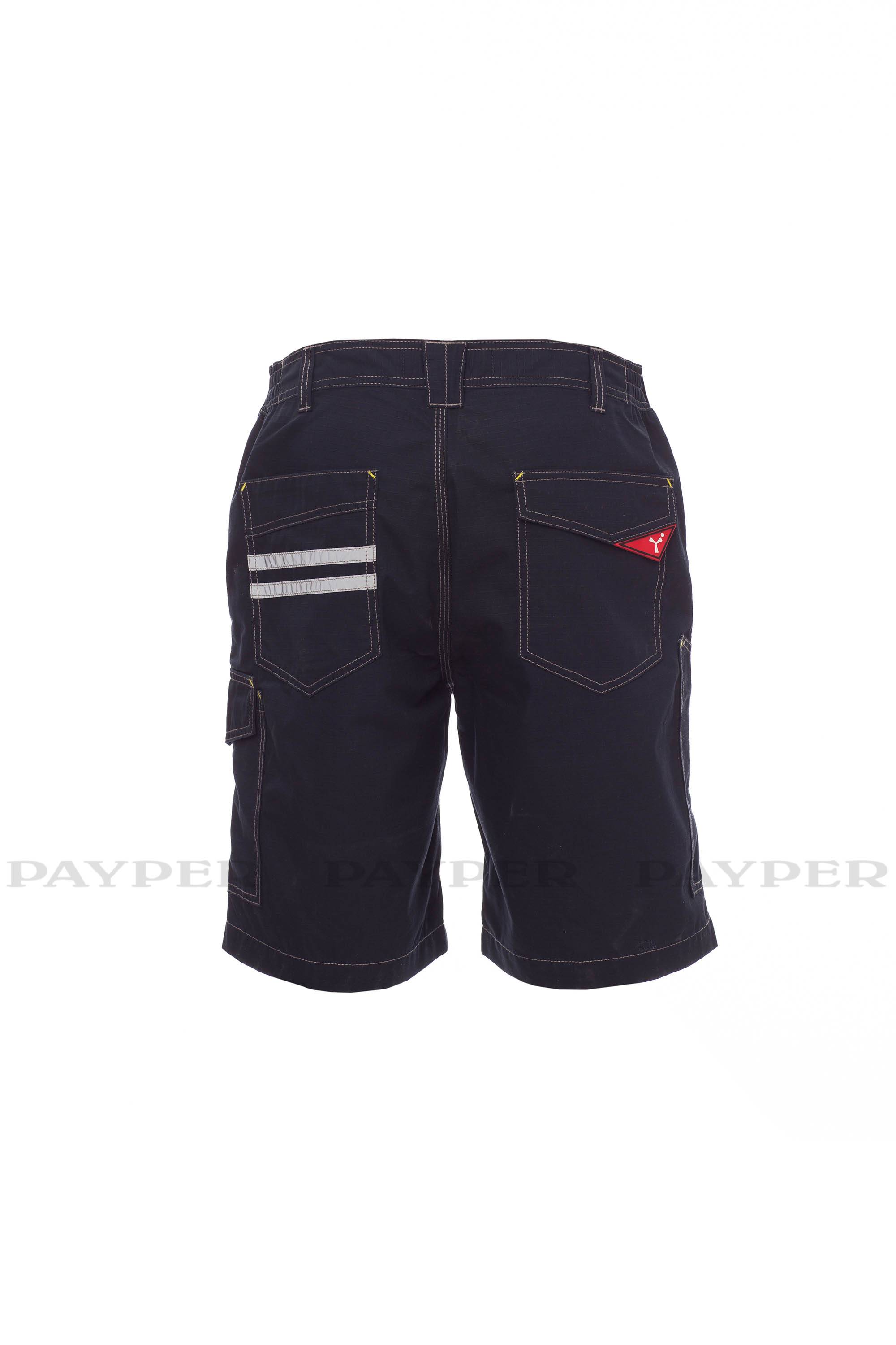 Schwarze, knielange Cargo-Shorts mit hinteren Taschen, kontrastierendem Steppstich und reflektierenden Streifen auf einer Tasche; auf weißem Hintergrund dargestellt.