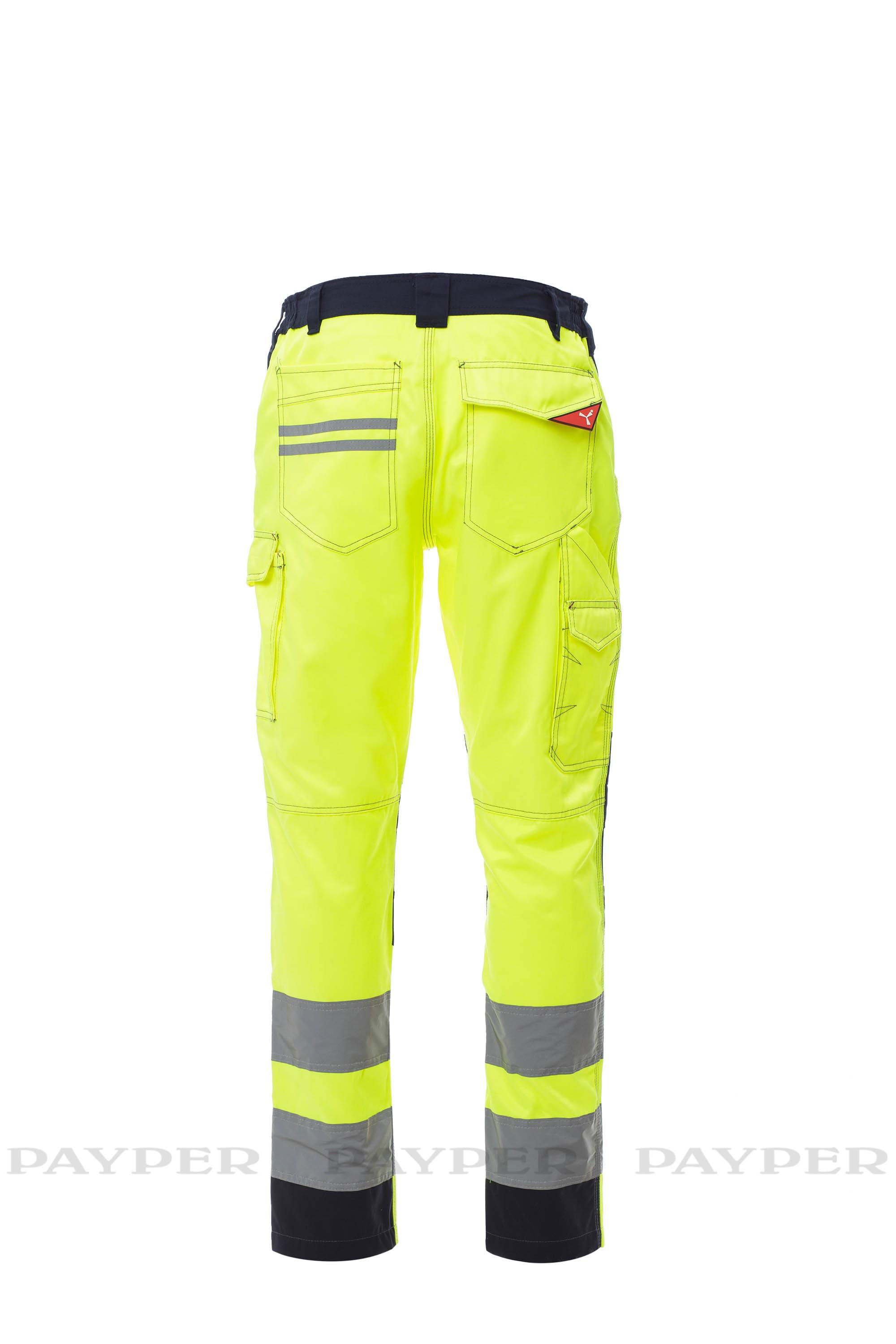Hochsichtbare neonorange Arbeitshosen mit reflektierenden Bändern und schwarzem Bund sowie schwarzen Manschetten, Vorderansicht auf weißem Hintergrund.