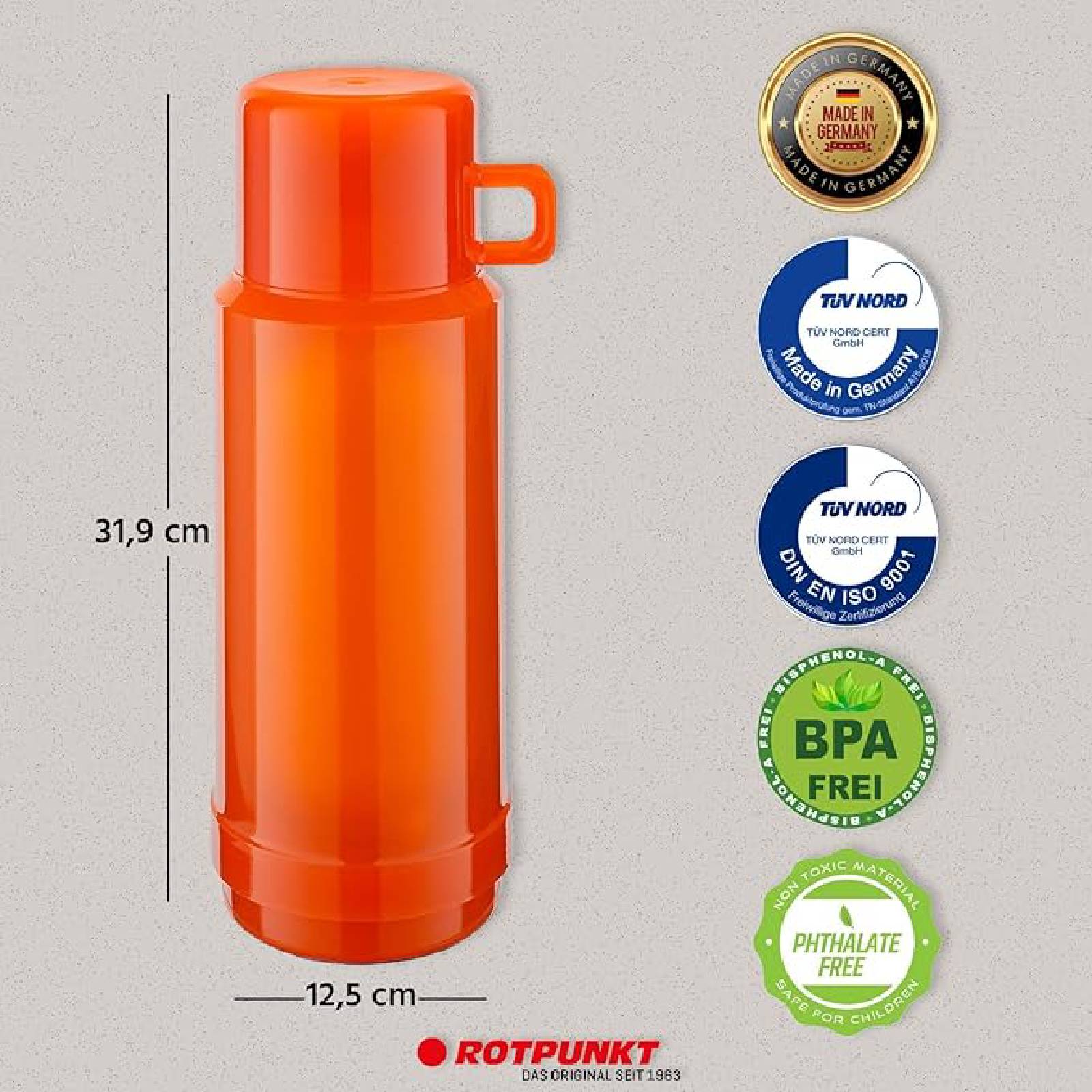 Orange-farbige Thermoskanne aus Vakuum, 31,9 cm hoch und 12,5 cm breit, mit deutschen Herstellungs- und BPA-frei-Zertifizierungsabzeichen daneben abgebildet.