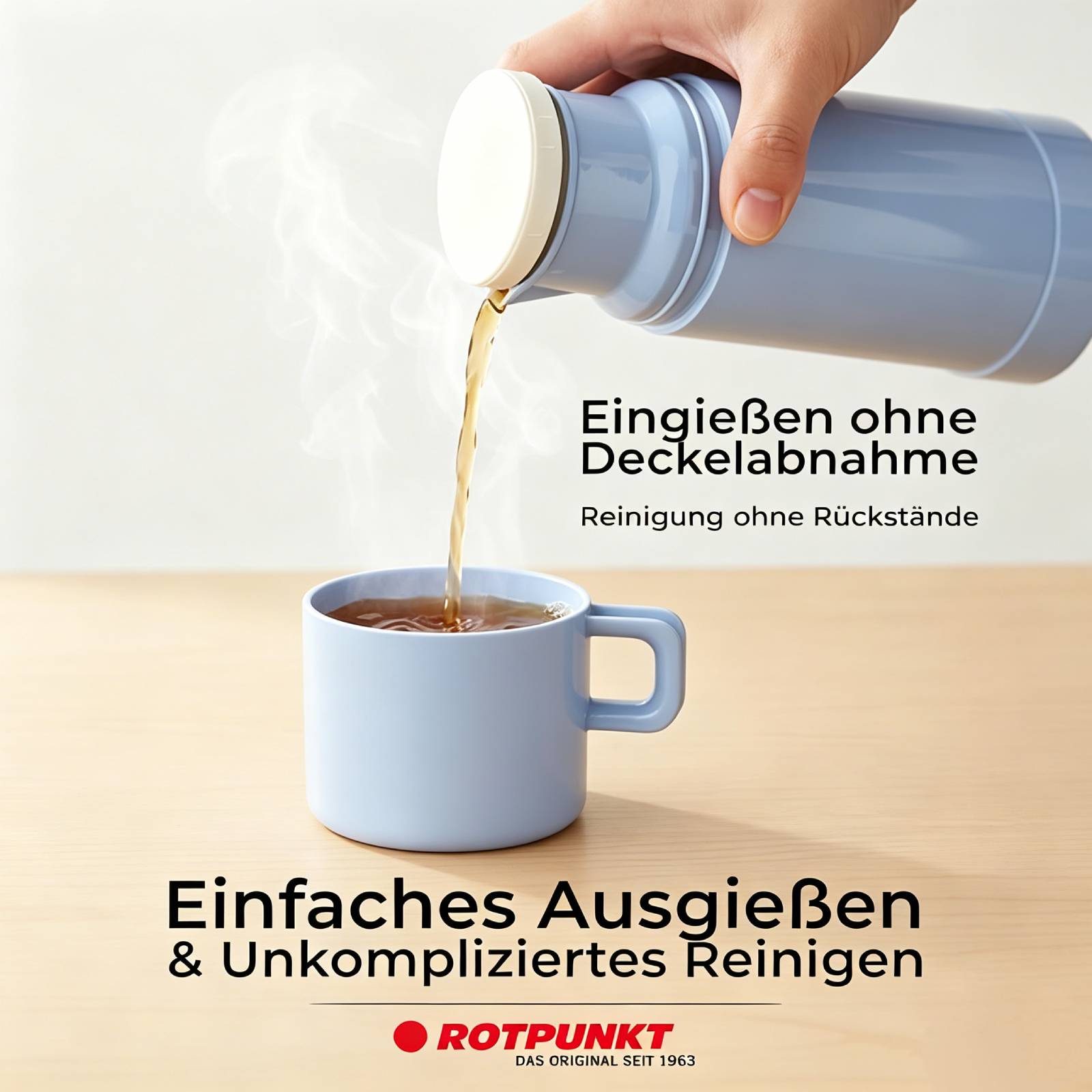 Hand gießt Getränk aus einer Thermoskanne in eine Tasse; deutscher Text bewirbt müheloses Ausgießen ohne Deckelabnahme und rückstandsfreie Reinigung.