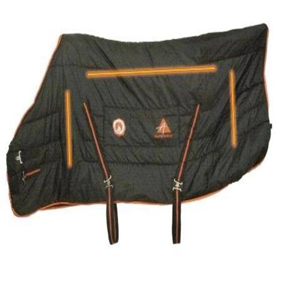 Schwarze Pferdedecke mit orangefarbigen reflektierenden Kanten und zwei Beinen auf weißem Hintergrund.