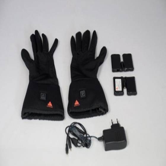 Paar schwarze beheizbare Handschuhe mit Akkupacks, Ladekabel und Netzteil auf hellem Hintergrund angeordnet.