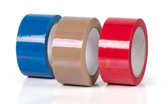 Drei Rollen Klebeband in Blau, Beige und Rot auf einer weißen Oberfläche.