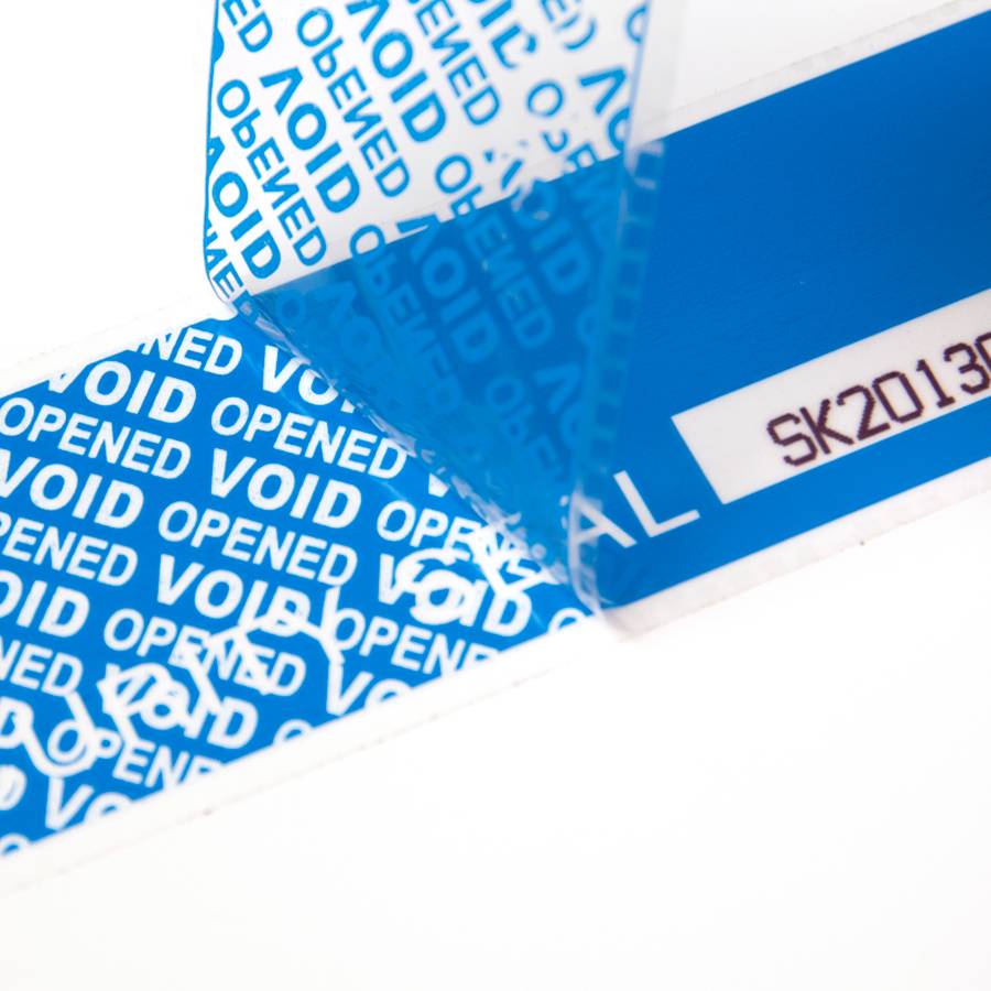 Nahaufnahme eines blauen manipulationssicheren Sicherheitssiegels mit der Aufschrift „VOID OPENED