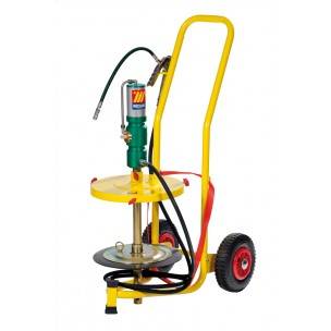 Tragbarer fahrbarer Industrie-Pumpenwagen mit gelbem Griff, grüner Pumpeneinheit, Schläuchen und rotumrandeten Rädern auf weißem Hintergrund.