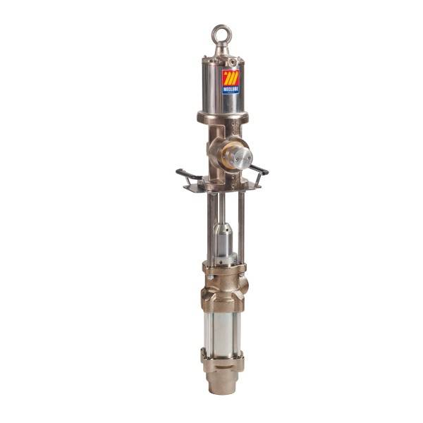 Vertikale Edelstahl-Industriepumpe oder Ventilbaugruppe mit transparenter Unterseite, freigestellt auf weißem Hintergrund.