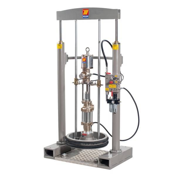 Industrielle Testmaschine mit einem vertikalen Hydraulikzylinder, der in einem Metallrahmen zentriert ist und zur Material- oder Strukturbelastungsprüfung verwendet wird.