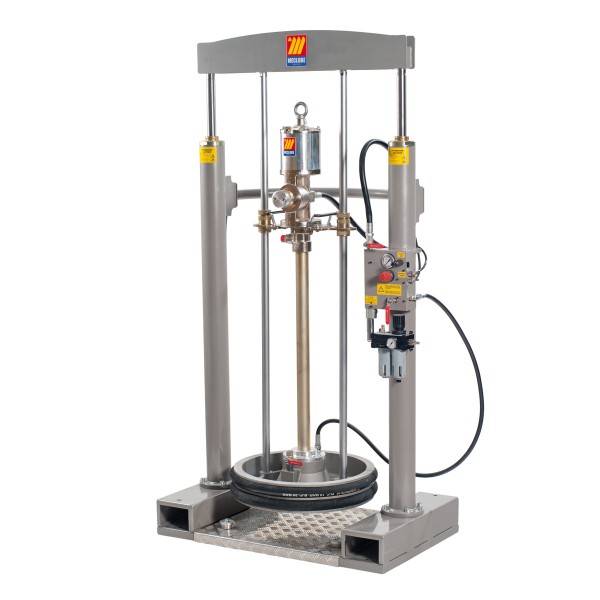 Industrielle hydraulische Prüfmaschine mit zwei vertikalen Zylindern, zentralem Druckbehälter und Schläuchen auf einem Metallrahmen.