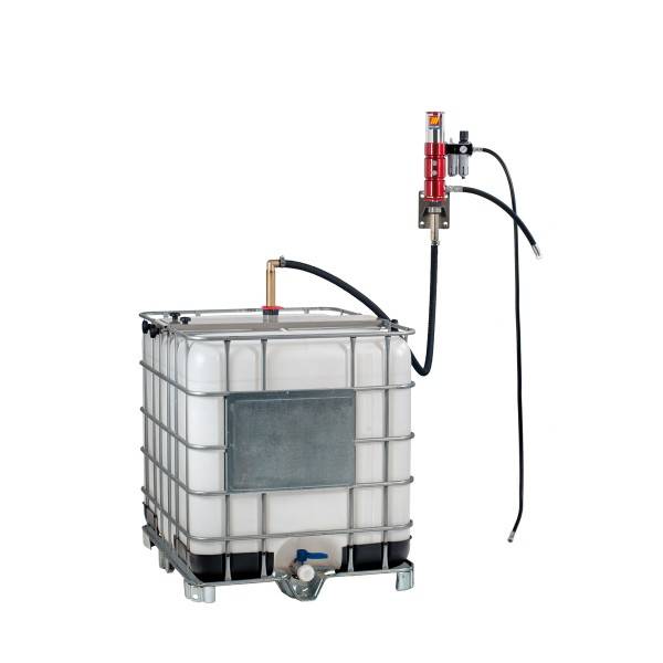 Industrieller Flüssigkeitsbehälter mit Pumpe und Schläuchen, wobei ein IBC-Tank mit einem Abgabesystem verbunden ist.