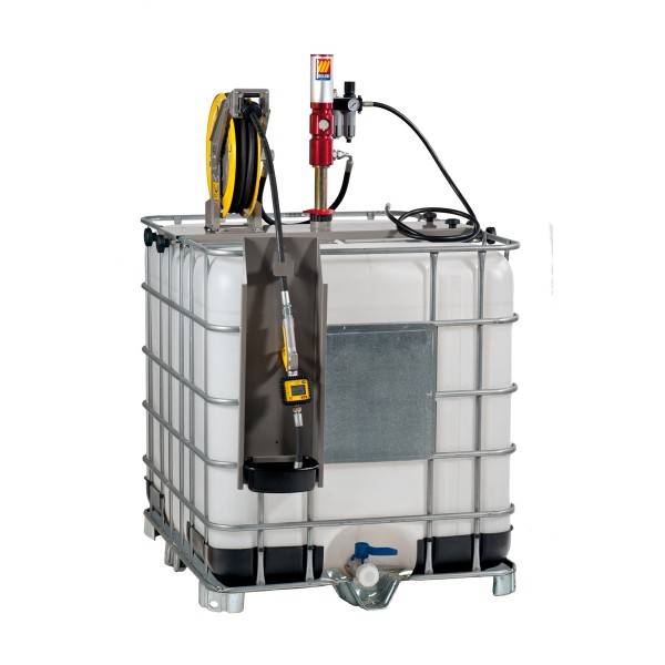 Industrieller IBC-Tank mit montierter Pumpe und Schlauchanlage zum Abfüllen von Flüssigkeit aus dem Behälter.