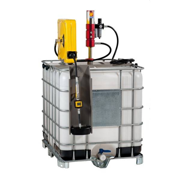 Industrieller Flüssigkeitsspeichertank mit angebrachten gelben und roten Pumpengeräten und Schläuchen auf einer Metallpalette.