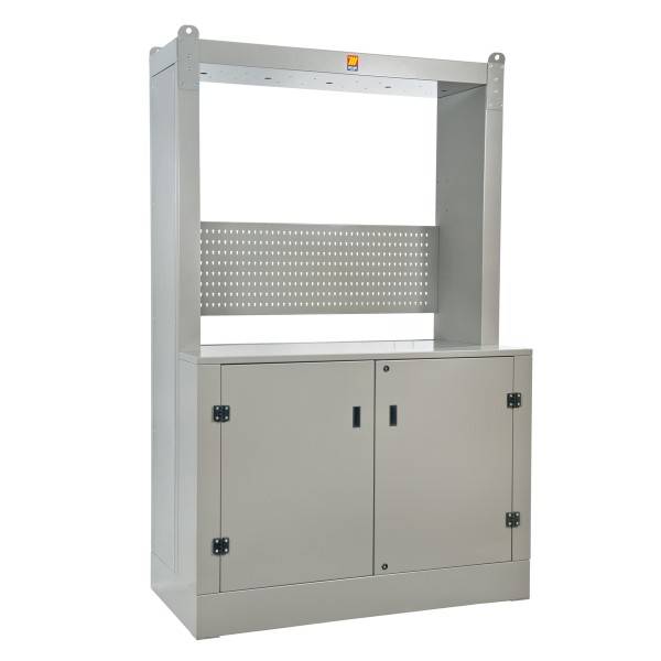 Grauer Metalllagerschrank mit offener Oberregalfläche und perforierter Rückwand über zwei unteren Türen.