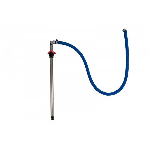 Ein Metallpumpenrohr mit einem angebrachten blauen flexiblen Schlauch, isoliert auf weißem Hintergrund dargestellt.