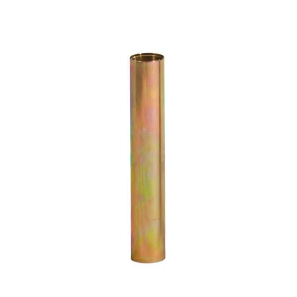 Eine einzelne goldfarbene Metallröhre oder ein Metallrohr, das aufrecht auf einem schlichten weißen Hintergrund steht.
