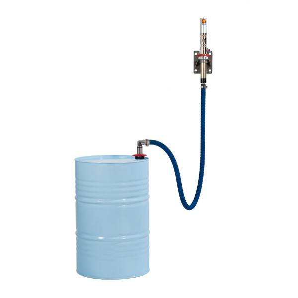 Blaues Fass, das durch einen blauen Schlauch mit einer vertikalen Pumpen- oder Spendervorrichtung verbunden ist, die Flüssigkeitsübertragung aus dem Fass zeigt.