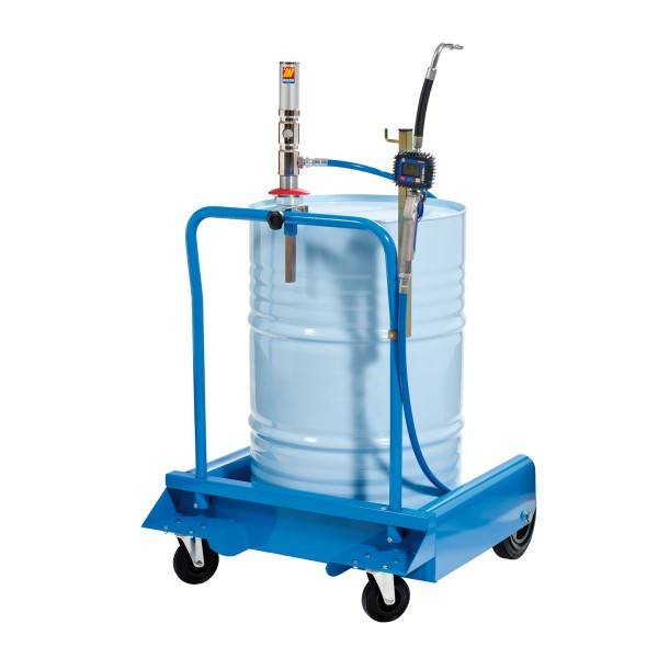 Blaues Fassfahrgestell mit vier Rädern, das ein großes Metallfass hält, ausgestattet mit zwei Pumpen oder Dosiereinheiten und Schläuchen zur Flüssigkeitsübertragung.