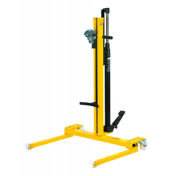 Gelber manueller Hubwagen mit vierbeiniger Basis, vertikalem Mast und Hubgabeln zum Bewegen und Anheben von Paletten.