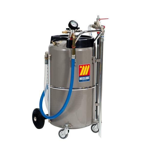 Edelstahlbehälter mit Rädern für industrielle Zwecke mit Manometer, Ventilen und blauen Schläuchen, gekennzeichnet mit „MECLUBE
