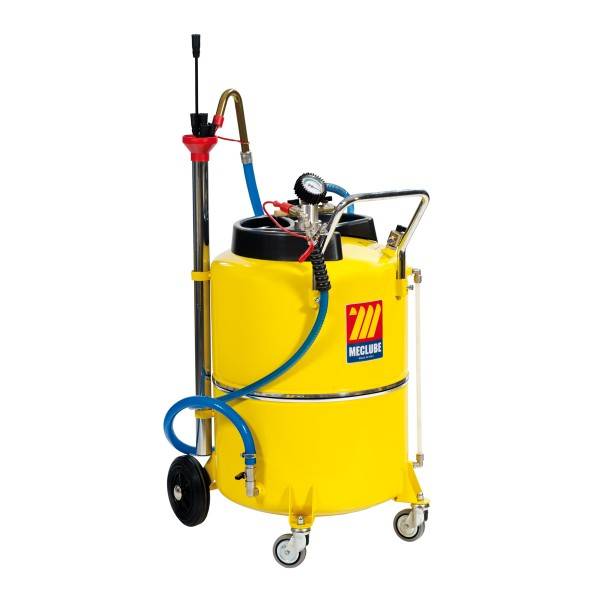 Gelber fahrbarer Industrie-Sprühtank mit Schläuchen, Druckmesser und Griff, dargestellt auf weißem Hintergrund.