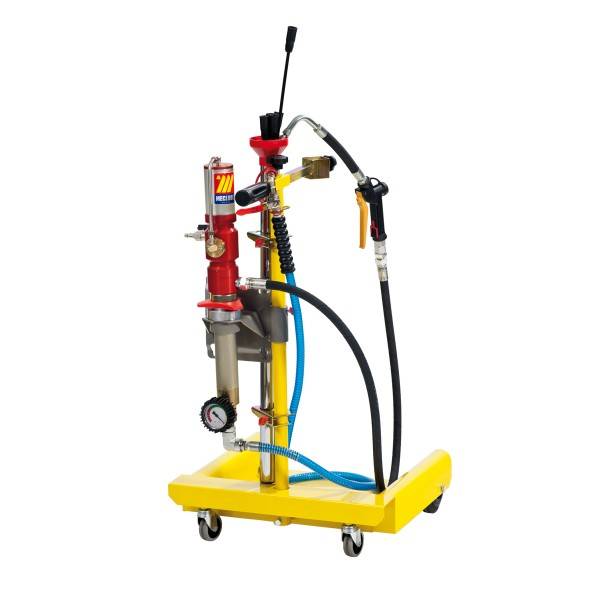 Mobiler Brenn- oder Flüssigkeitstransferpumpenwagen mit Schläuchen, Manometer und Ventilen auf einer fahrbaren gelben Basis.