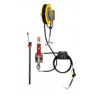 An der Wand montiertes Absturzsicherungs-Rettungsset mit gelbem Schlauchtrommel, roter Pumpe, schwarzem Schlauch und angebrachtem Sicherheitsgeschirr auf weißem Hintergrund.
