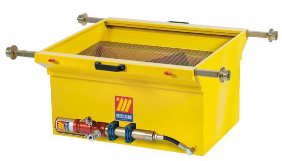 Gelbe industrielle Teilereinigungsmaschine oder Reinigungswanne mit Maschensieb, seitlichen Griffen und vorderer Flüssigkeitspumpeneinheit.