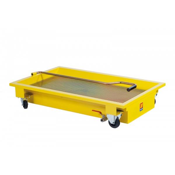 Gelbe fahrbarer Spill-Containment-Palette aus Kunststoff mit Maschendeckel und seitlichen Griffen, verwendet zum sicheren Lagern von Fässern oder Behältern.