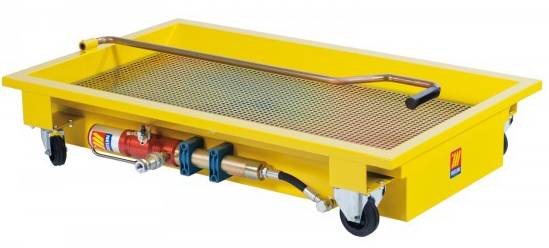 Gelber fahrbarer Spill-Containment-Wagen mit Gitterrost-Oberfläche und Schlauch-/Pumpnippel darunter.