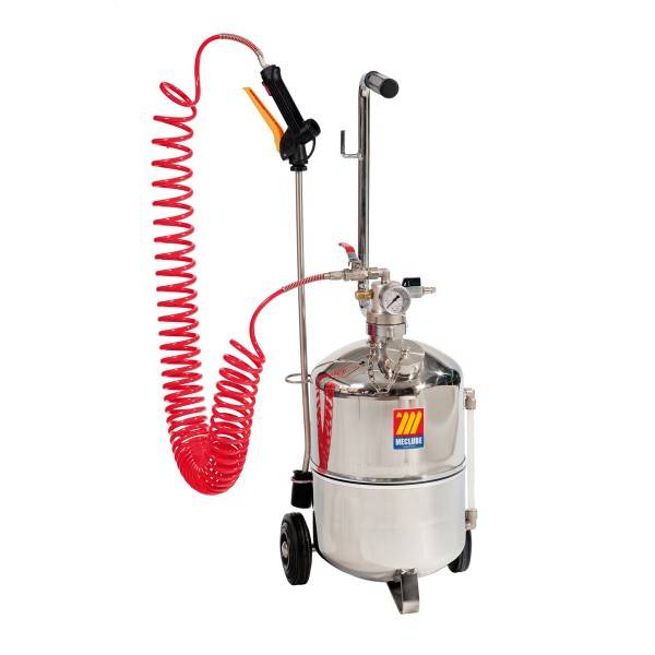 Tragbarer Edelstahl-Sprühtank auf Rädern mit Druckmesser, Schlauch und roter Spiralluftleitung auf weißem Hintergrund.