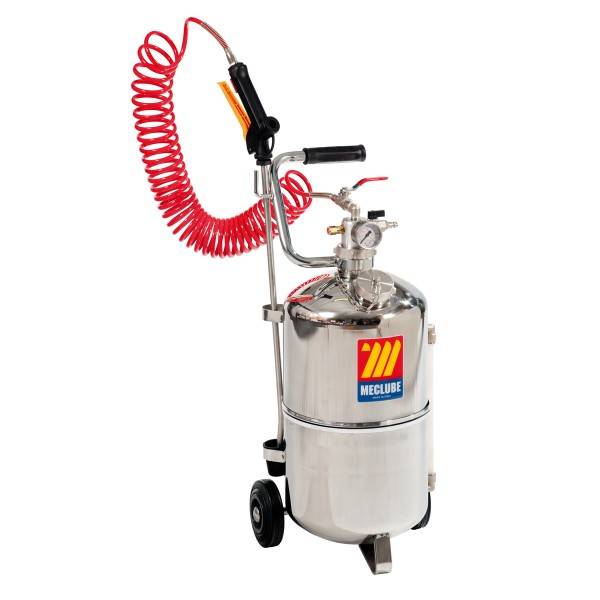 Tragbarer Edelstahl-Drucksprühbehälter auf Rädern mit rotem Spiralschlauch, Griff und Druckmesser.