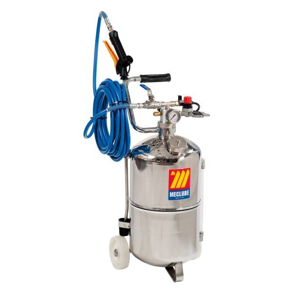 Tragbarer Metalldrucksprühbehälter mit blauem Schlauch, Sprühpistole, Manometer und Rädern, auf weißem Hintergrund dargestellt.