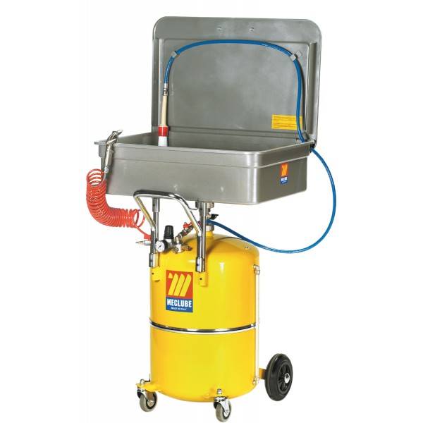 Tragbarer Teilereiniger mit grauem Spülbecken und Deckel, montiert auf einem gelben fahrbaren Tank, mit angeschlossenen Schläuchen und Pumpensystem.