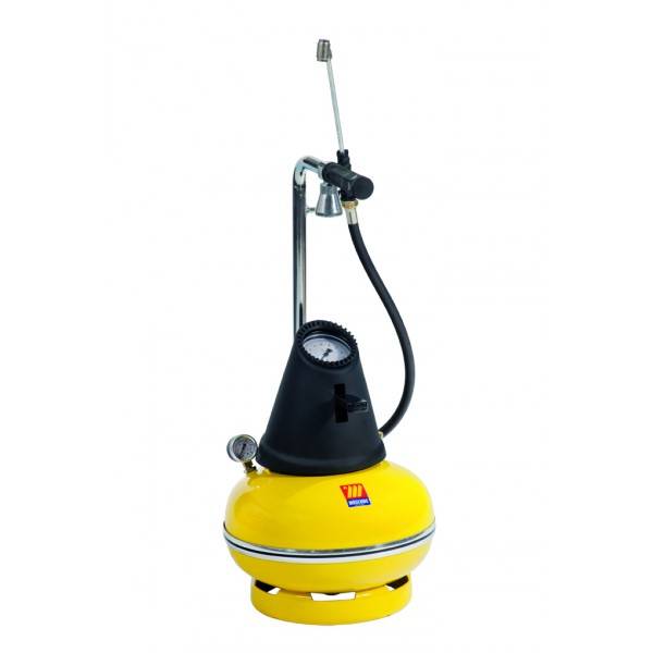 Gelber tragbarer Drucksprüher mit schwarzem Pumpgriff, Schlauch, Manometer und Sprühstab auf weißem Hintergrund.