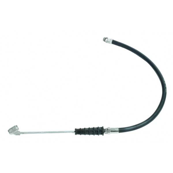 Ein flexibles Kabel oder ein Schlauch mit Metallanschlüssen und einer schwarzen Schutzmanschette, dargestellt vor einem einfachen weißen Hintergrund.